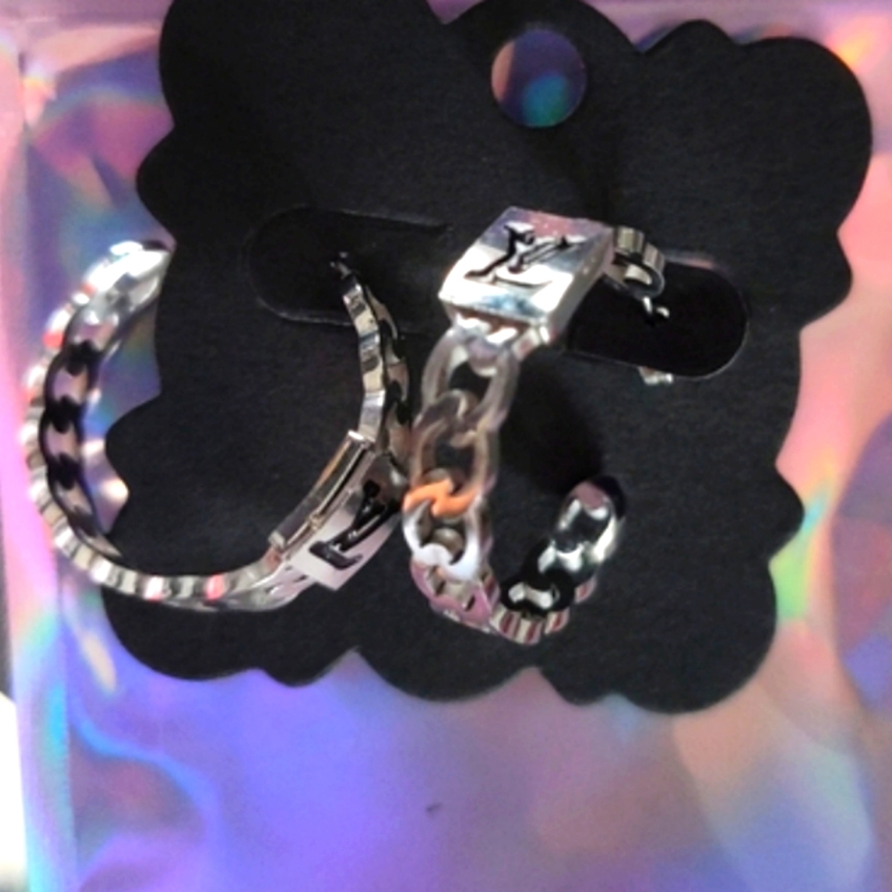 🆕Luxurious Silver VL Linked Hoops, Small NIP